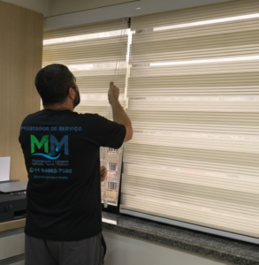 técnico instalando persianas em escritório após lavagem